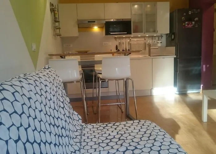 Colorful City Center Apartment - Free Parking