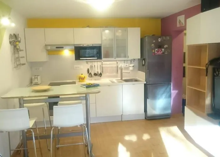 Colorful City Center Apartment - Free Parking